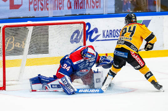 Oskarshamns målvakt Marek Langhamer räddar en straff