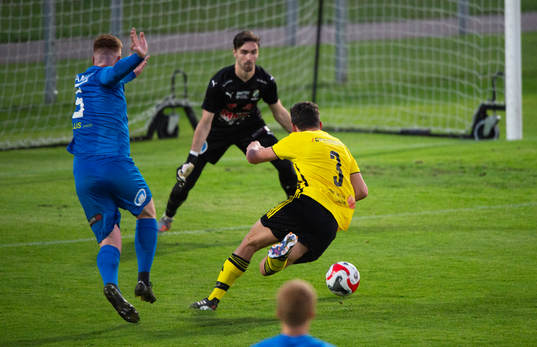 IFK Hässleholms Isak Orajärvi fälls av Philip Persson,