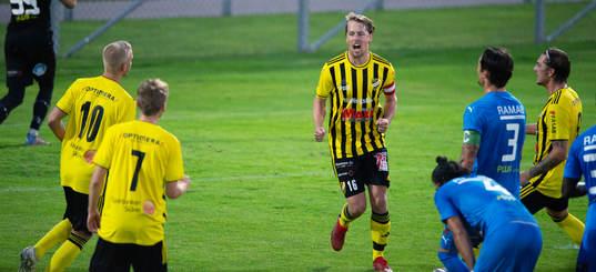 IFK Hässleholms Robin Strömberg jublar i matchen i