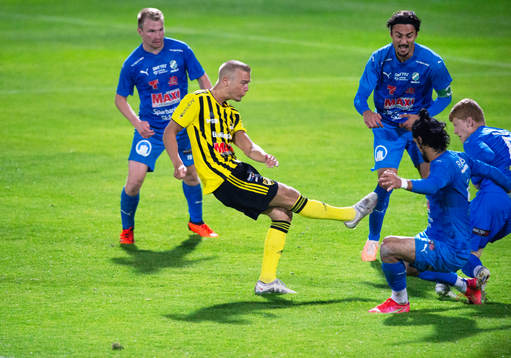 IFK Hässleholms Olle Kjellman Olblad skjuter mot fyra