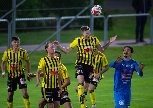 IFK Hässleholms Axel Henriksson nickar undan i matchen i