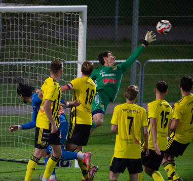 IFK Hässleholms målvakt Victor Stulic boxar bort bollen i