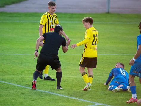 Domaren in aktion i matchen i division 2 mellan IFK