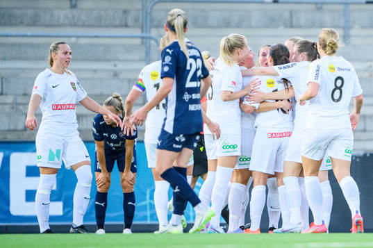 Brommapojkarna spelare jublar