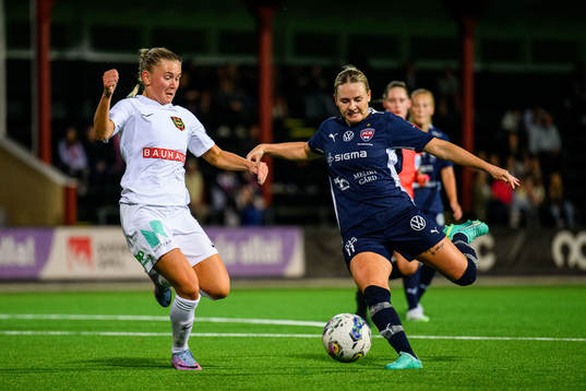 Brommapojkarnas Ellen Toivio och FC Rosengårds Emma Jansson