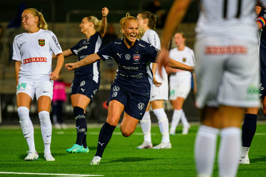 FC Rosengårds Sofie Bruun Bredgaard jublar