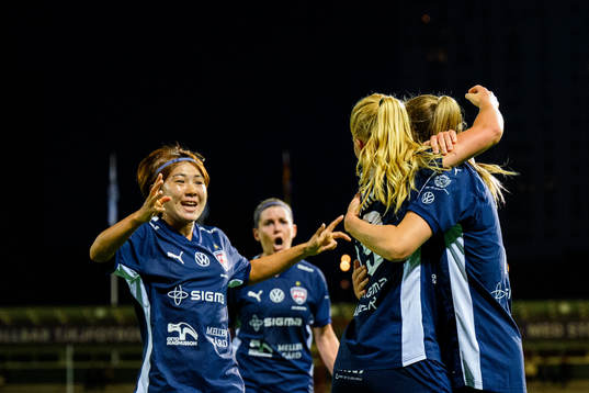 FC Rosengårds Mai Kadowaki jublar med Sofie Bruun