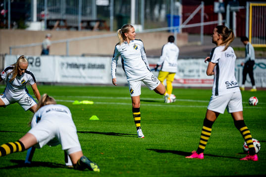 AIKs spelare värmer upp innan fotbollsmatchen i Elitettan