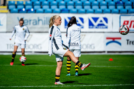 AIKs spelare värmer upp innan fotbollsmatchen i Elitettan