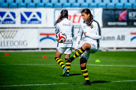AIKs spelare värmer upp innan fotbollsmatchen i Elitettan