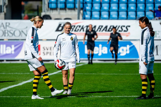 AIKs spelare värmer upp innan fotbollsmatchen i Elitettan