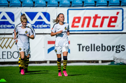 AIKs spelare värmer upp innan fotbollsmatchen i Elitettan