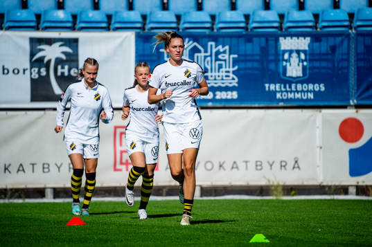 AIKs spelare värmer upp innan fotbollsmatchen i Elitettan