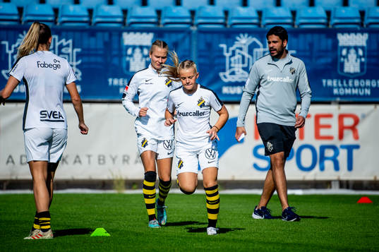 AIKs spelare värmer upp innan fotbollsmatchen i Elitettan