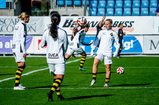 AIKs spelare värmer upp innan fotbollsmatchen i Elitettan
