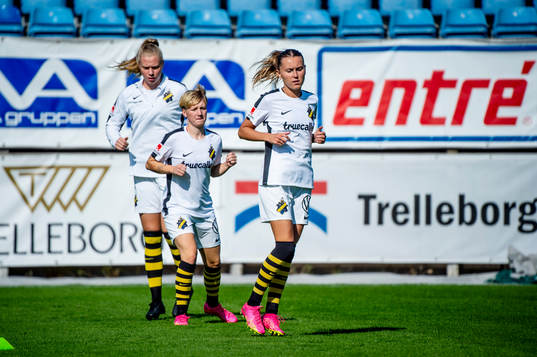 AIKs spelare värmer upp innan fotbollsmatchen i Elitettan