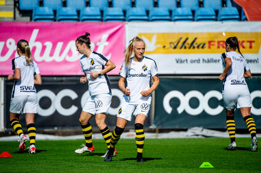 AIKs spelare värmer upp innan fotbollsmatchen i Elitettan