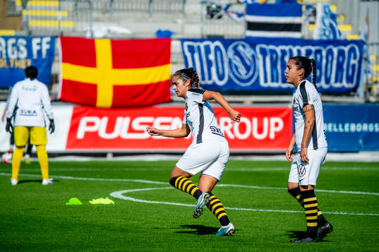 AIKs spelare värmer upp innan fotbollsmatchen i Elitettan