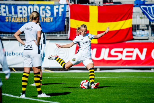 AIKs spelare värmer upp innan fotbollsmatchen i Elitettan
