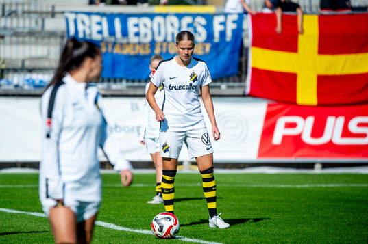 AIKs spelare värmer upp innan fotbollsmatchen i Elitettan