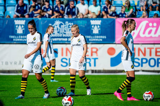 AIKs spelare värmer upp innan fotbollsmatchen i Elitettan