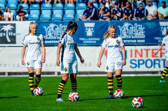 AIKs spelare värmer upp innan fotbollsmatchen i Elitettan
