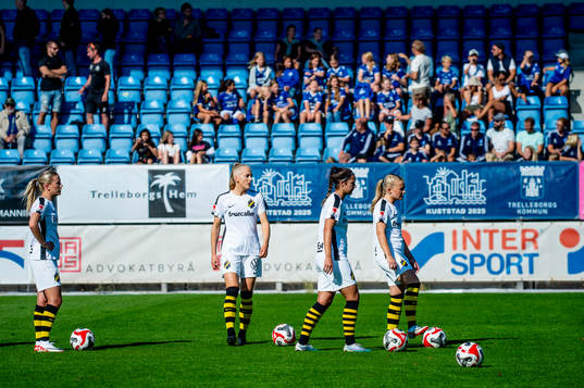 AIKs spelare värmer upp innan fotbollsmatchen i Elitettan