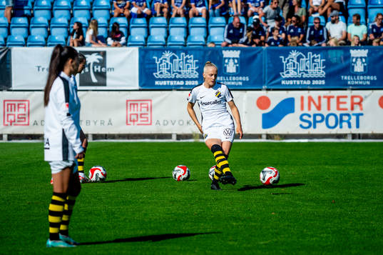 AIKs spelare värmer upp innan fotbollsmatchen i Elitettan
