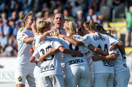 AIKs Matilda Nildén jublar med lagkamrater
