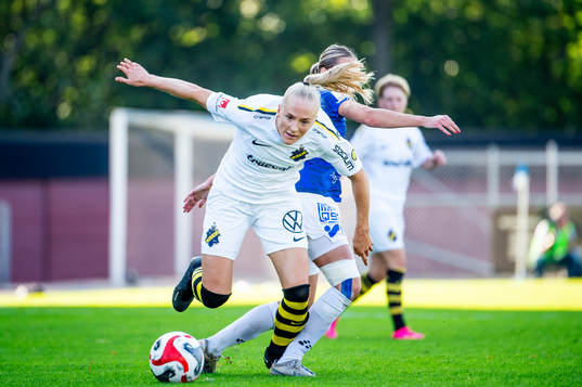 AIKs Moa Sjöström mot Trelleborgs Rio Strand