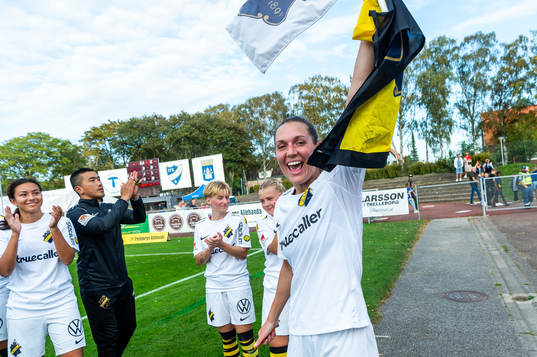 AIKs Jennie Nordin jublar med lagkamrater