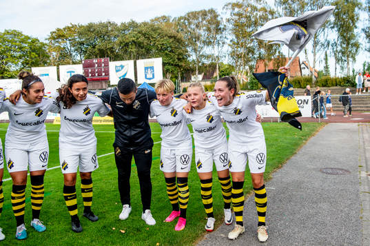 AIKs Matilda Nildén och Jennie Nordin jublar med