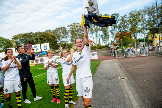 AIKs Jennie Nordin och Matilda Nildén jublar med