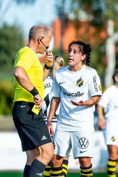 Domare Niklas Olsson ger AIKs Michelle Rojas Flores gult