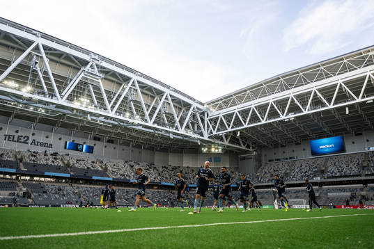 Djurgårdens Rasmus Schuller och Magnus Eriksson värmer