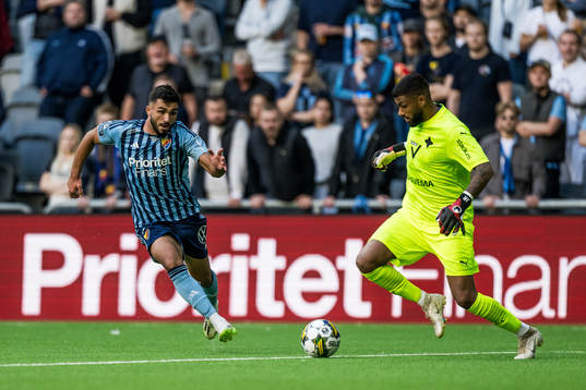 Djurgårdens Musa Qurbanli och Värnamos målvakt Jonathan