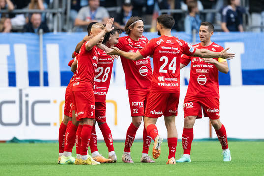 Värnamos Ajdin Zeljkovic jublar med lagkamrater