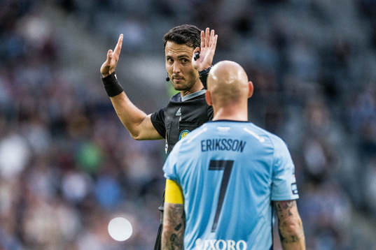 Domare Adi Aganovic och Djurgårdens Magnus Eriksson