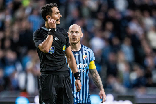 Djurgårdens Magnus Eriksson reagerar mot domare Adi