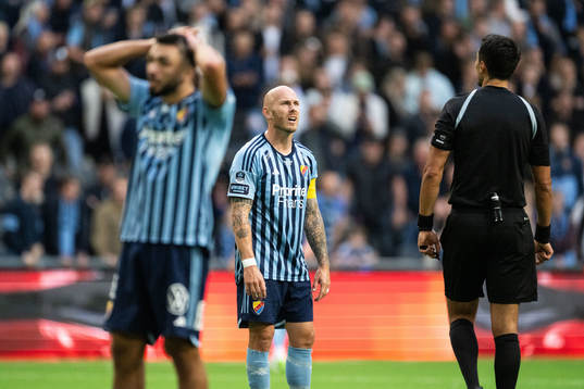 Djurgårdens Magnus Eriksson reagerar mot Domare Adi
