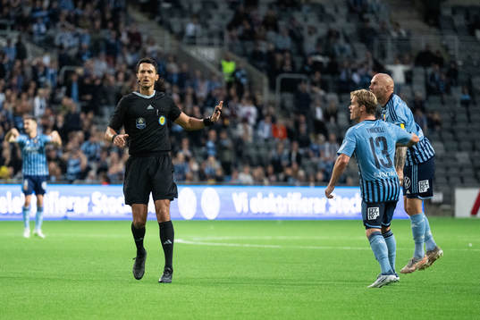 Domare Adi Aganovic i diskussion med Djurgårdens Hampus