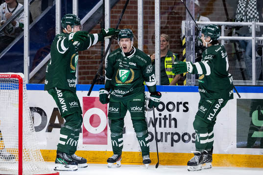 Färjestads Joel Kellman jublar med lagkamrater