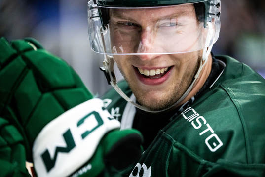 Färjestads Victor Ejdsell jublar