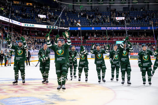 Färjestads Linus Johansson jublar med lagkamrater