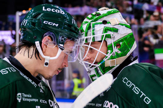 Färjestads Joakim Nygård och målvakt Carl Lindbom jublar