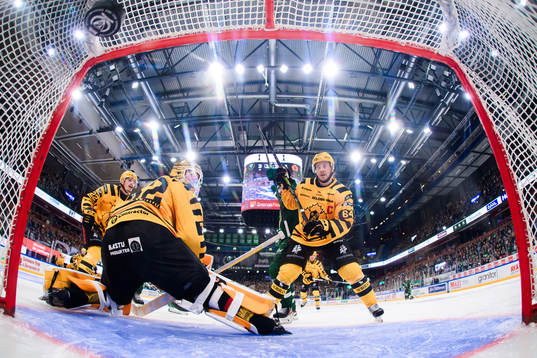 Skellefteås målvakt Linus Söderström och Jonathan Pudas