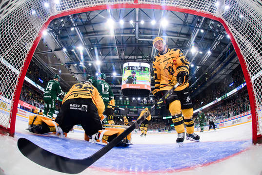 Skellefteås målvakt Linus Söderström och Jonathan Pudas