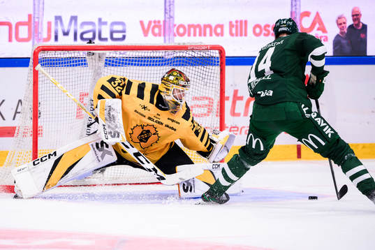 Färjestads Victor Ejdsell lägger en straff på