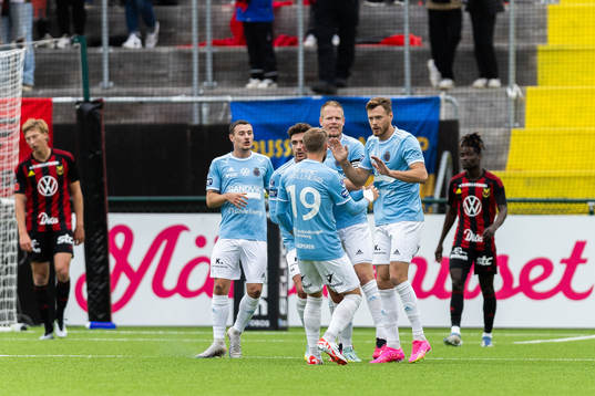 Gefles Leo Englund jublar med lagkamrater