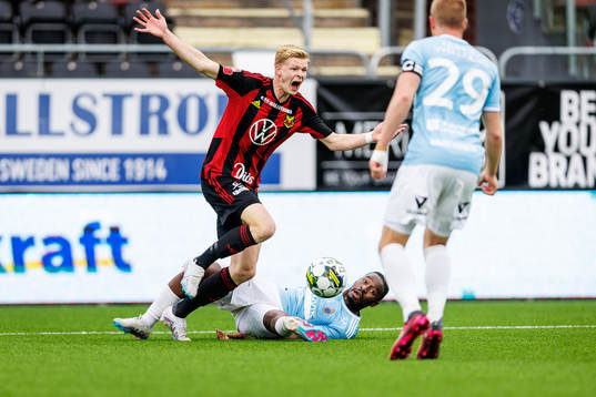 Östersunds Malcolm Stolt reagerar på en situtation